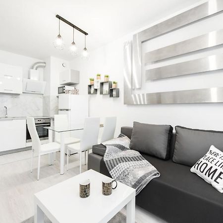 Superapart Augustowka 73 "Sleek 1Br Home With Balcony & Pet-Friendly" Варшава Екстер'єр фото